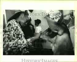 Historic Images - 1993 Press Photo Jahida Lewis On A Visit To Cytec Wildlife And Fishery Museum.