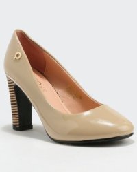 nude court shoe