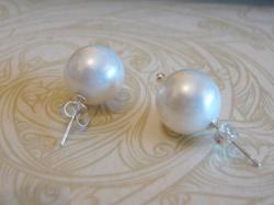 Marykay - A Pair Of Stunning Creamy White Perfect Round Shell Pearl Earrings - Wedding