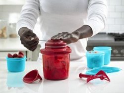 This Tupperware extra chef with a pull cord is manual doesnt hse